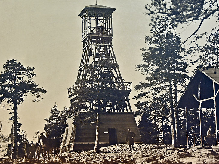 Historisk bild från slutet av 1800-talet av utsiktstornet. Foto: Sundsvalls museums fotoarkiv. 