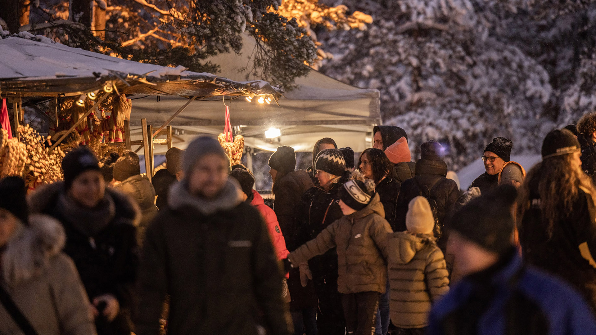 Folkvimmel på Norra Bergets Julmarknad. Foto: Anna-Clara Eriksson.