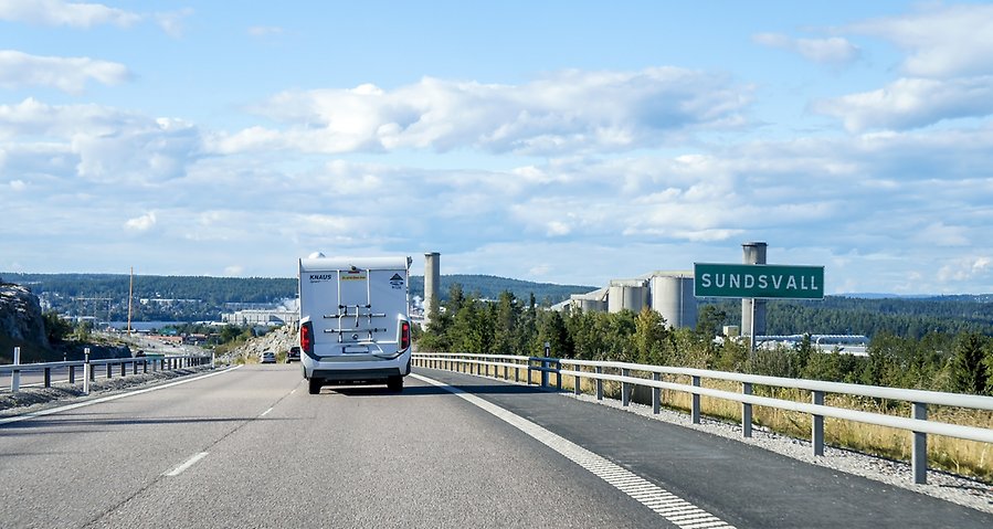 Foto av en husbil som kör längs med motorvägen in mot Sundsvall