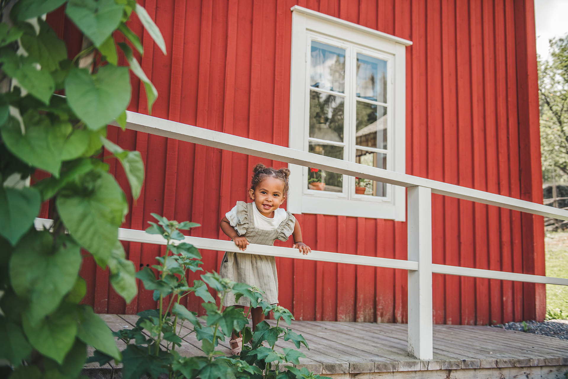 Kvinna hänger i klätterlina