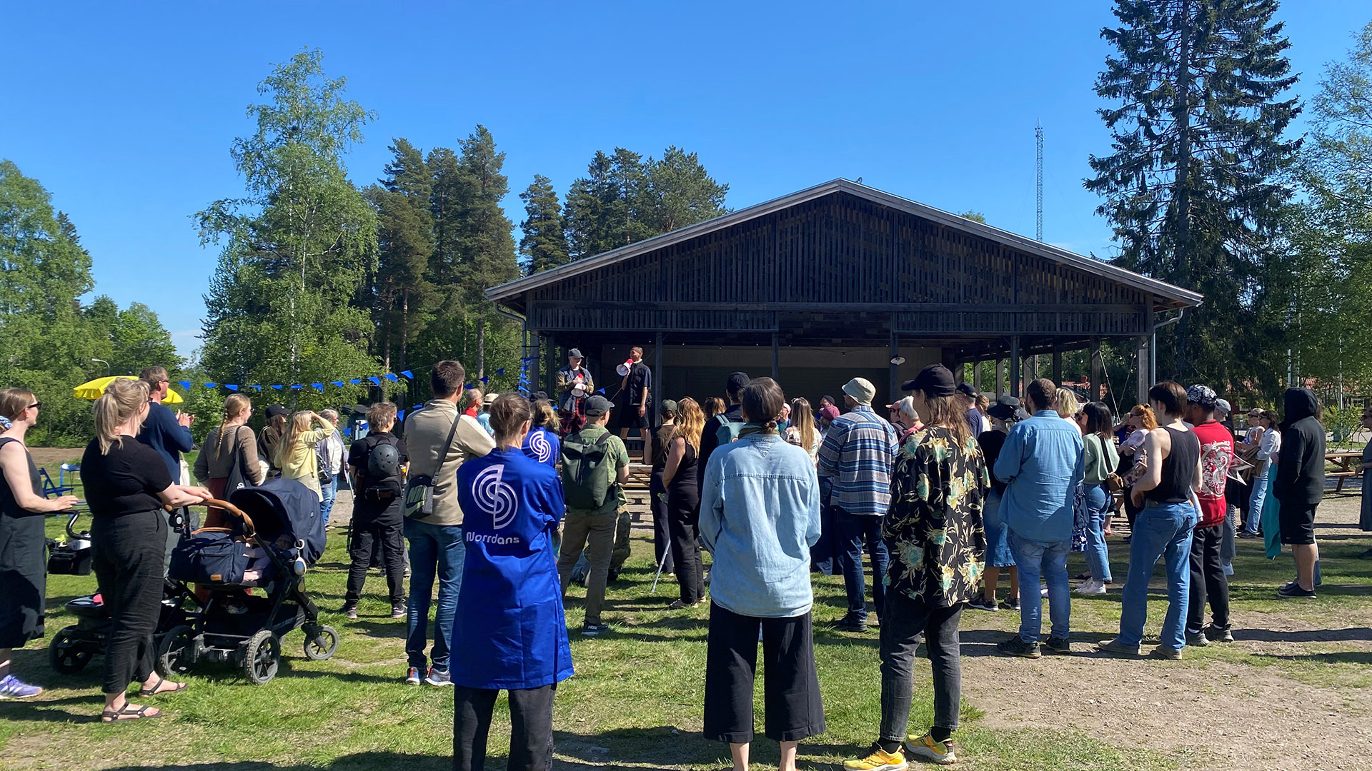 Människor i klunga framför Utescenen. Foto: Norra Berget.