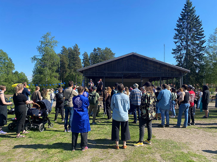 Människor i klunga framför Utescenen. Foto: Sundsvalls kommun.