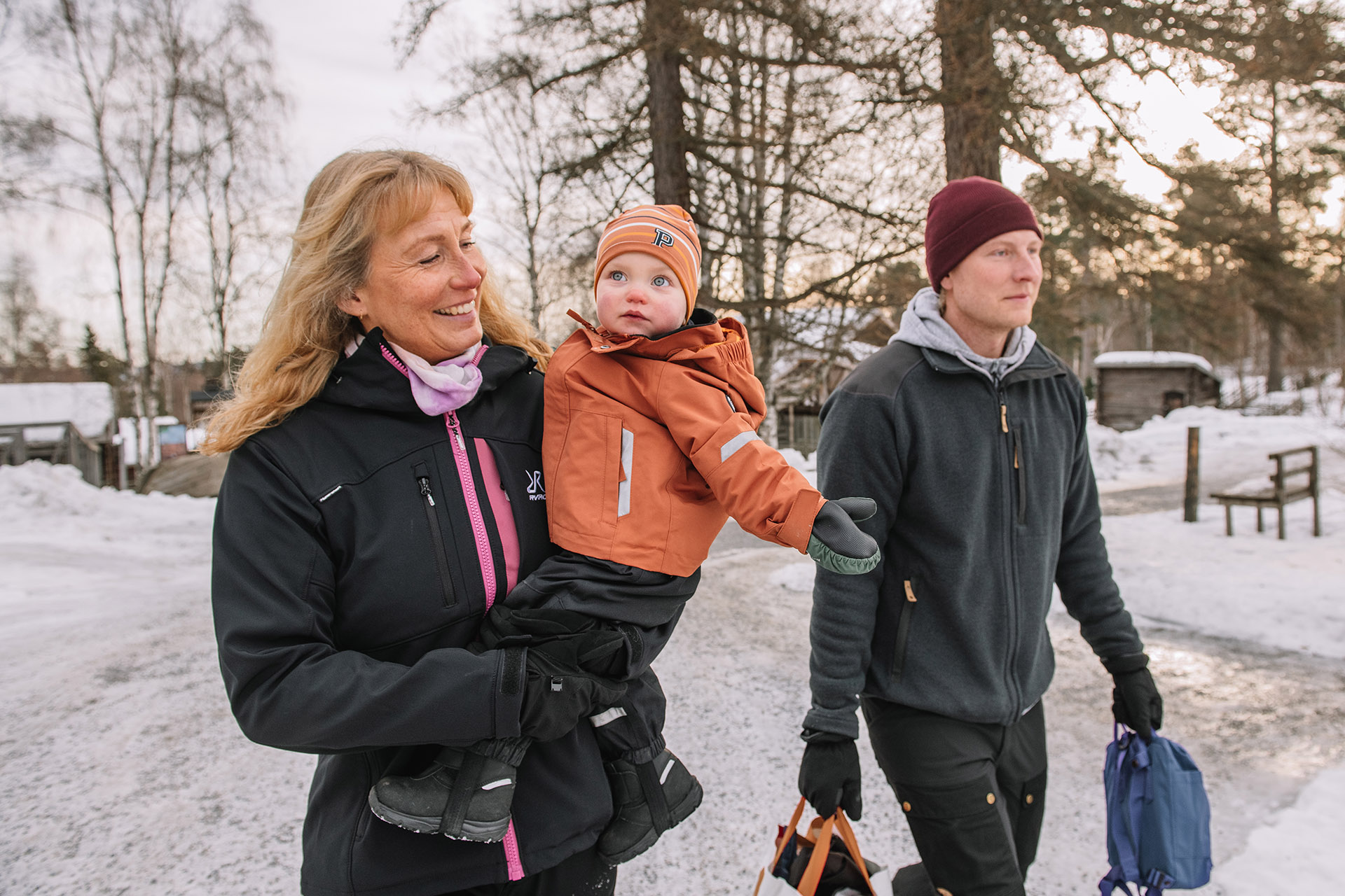 Två vuxna och ett barn går runt på Norra Berget. Foto: Norra Berget.