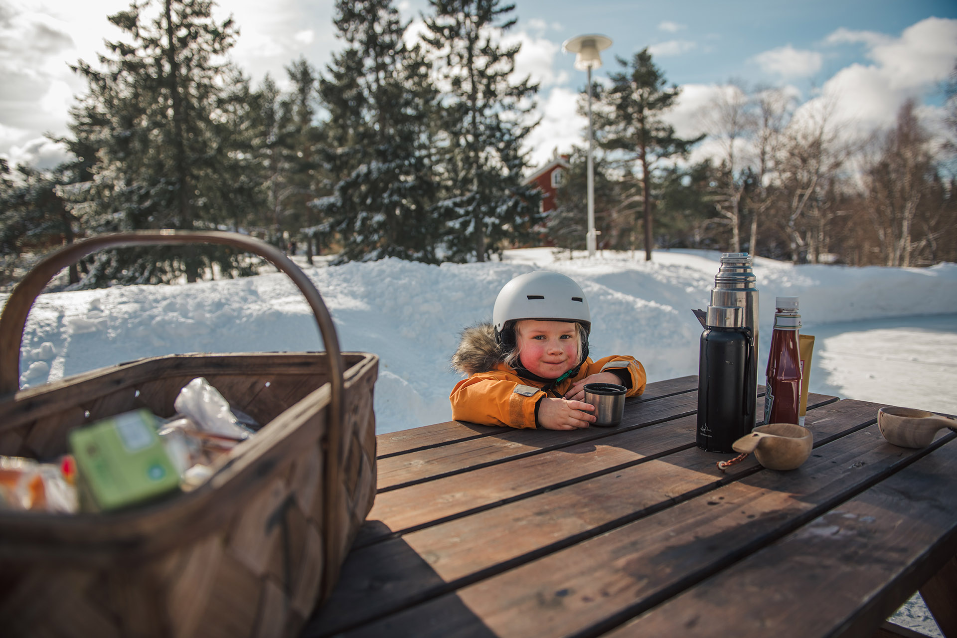 Barn som fikar vid isbanan. Foto: Norra Berget.