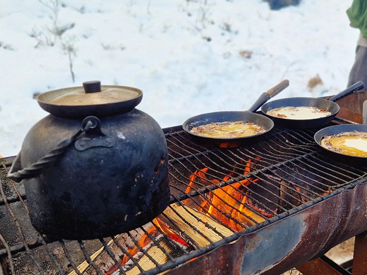 Kaffekokning och kolbullestekning över öppen eld. Foto: Norra Berget.