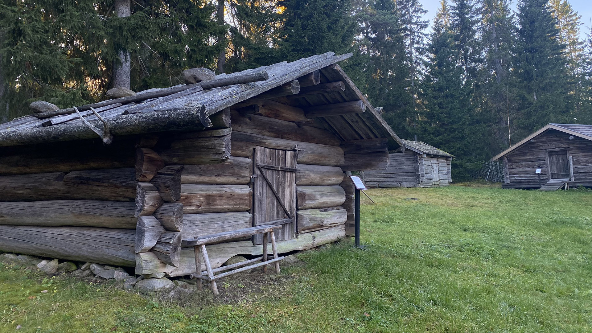 Eldhuset på Fäbodvallen, med gethus och ladugård i bakgrunden. Foto: Norra Berget.