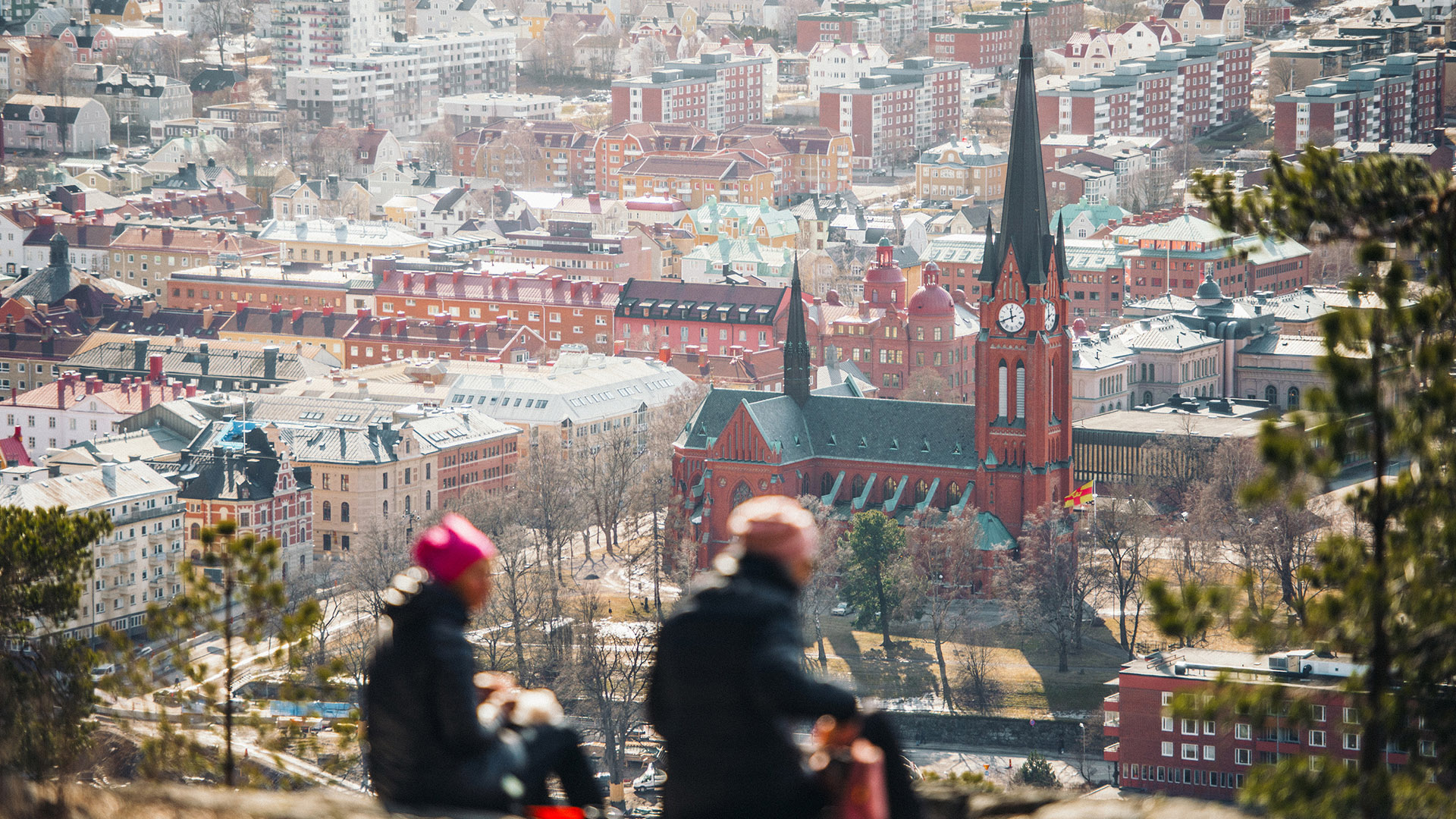 Picknick på Norra Berget, med GA-kyrkan och Sundsvall i bakgrunden. Foto: Evelina Ytterbom.