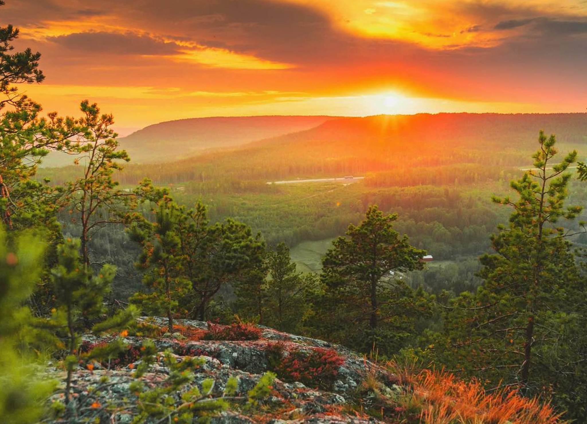 Vy från ett berg med solnedgång
