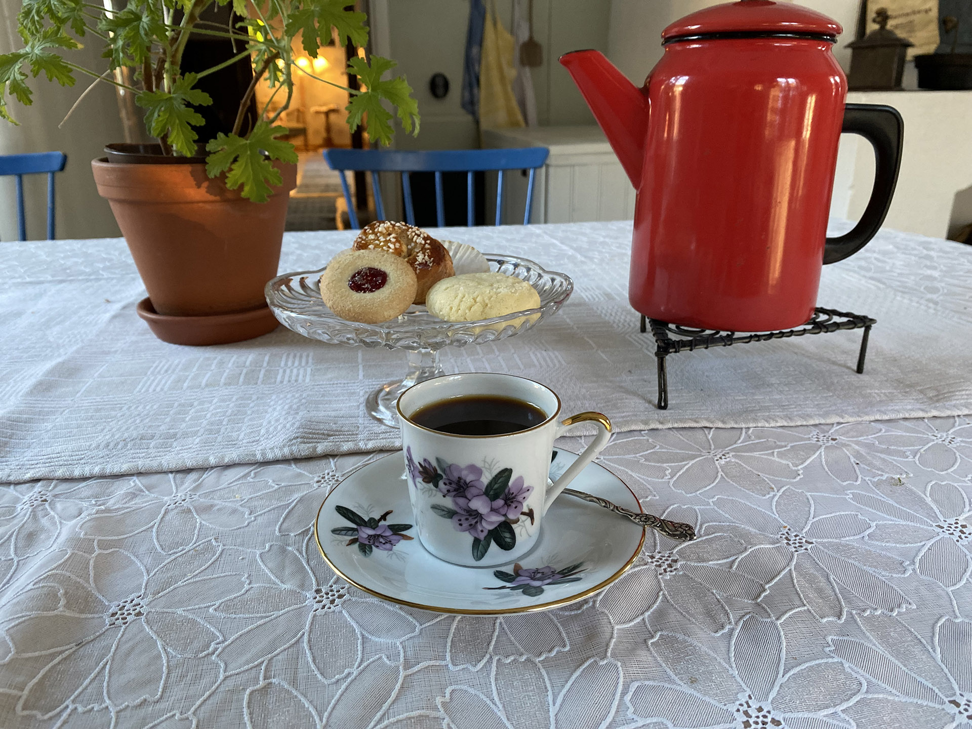 Dukat fikabord med kaffe, kaka och blomma. Foto: Norra Berget.
