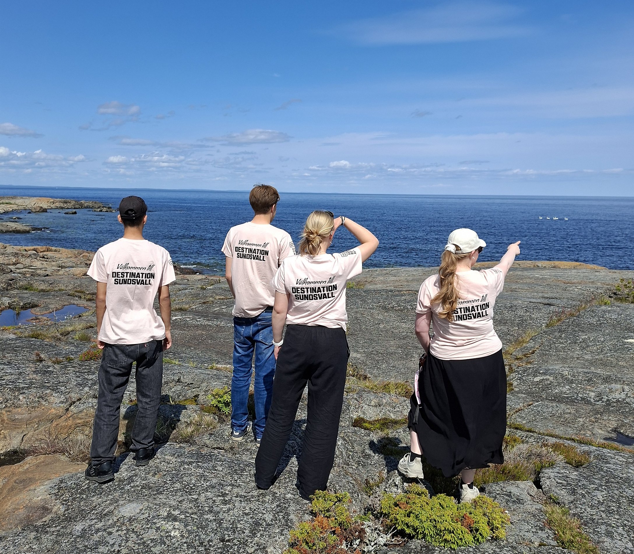 Personer som tittar ut över havet