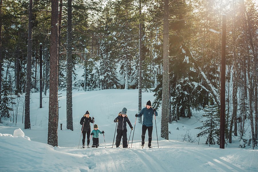 Familj åker längdskidor på Södra Berget i Sundsvall
