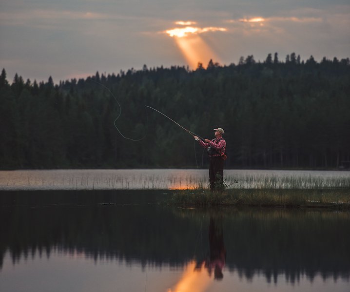 Flugfiskare vid vattendrag