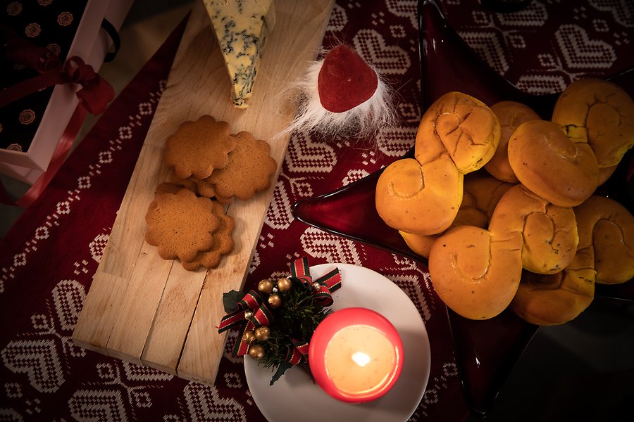 Julfika med lussebullar och pepparkakor