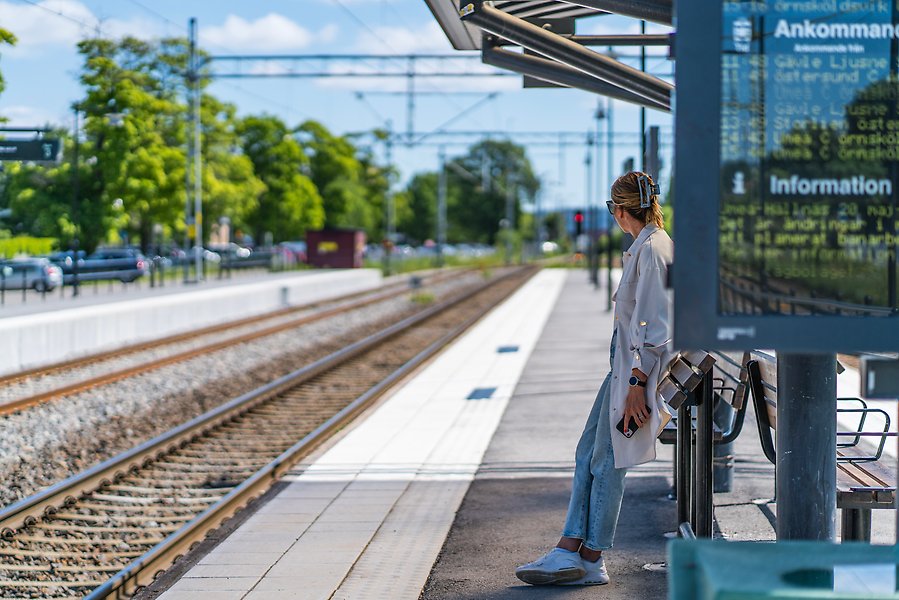 Ett tåg från Norrtåg som står på perrongen