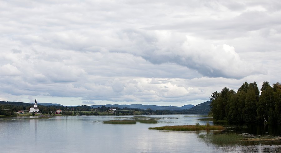 Vy över sjö och natur