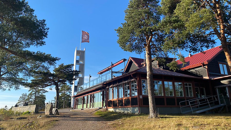 Restaurang Grankotten med Utsiktstornet i bakgrunden. Foto: Norra Berget.