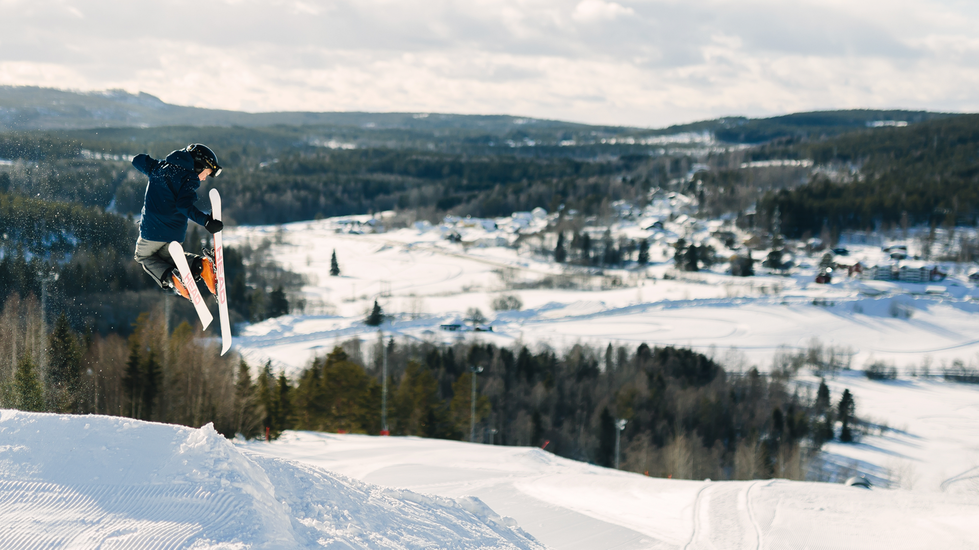 Bild på skidåkare som hoppar i Sidsjöbacken i Sundsvall