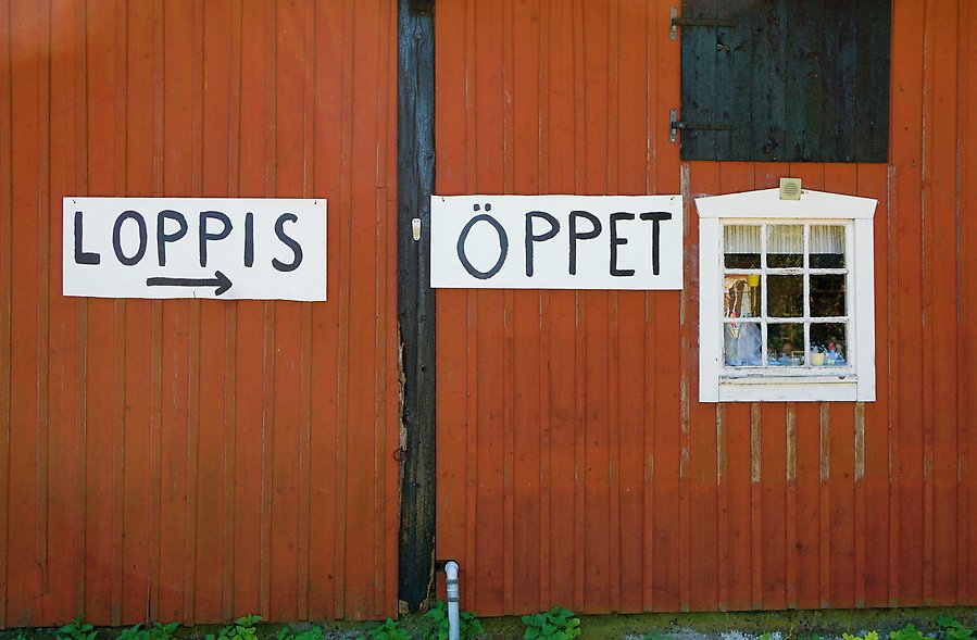 Pool med utsikt över stad