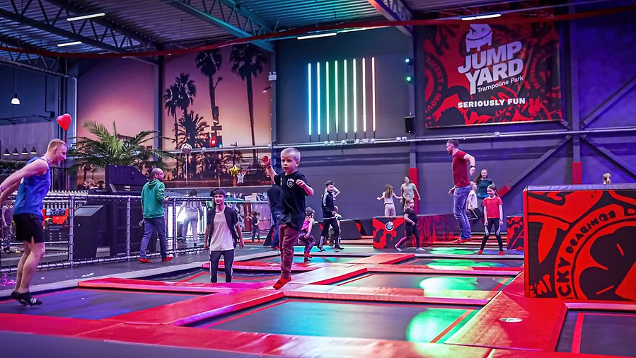 Barn som hoppar på trampoliner