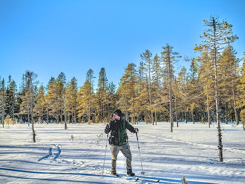 Man åker längdskidor i naturreservatet Sundsjöåsen.