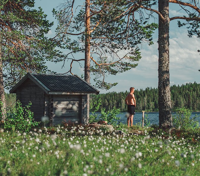 Man som tittar ut över vatten