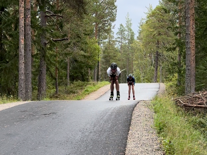 Bilden föreställer två personer som åker rullskidor på Södra Berget i Sundsvall.