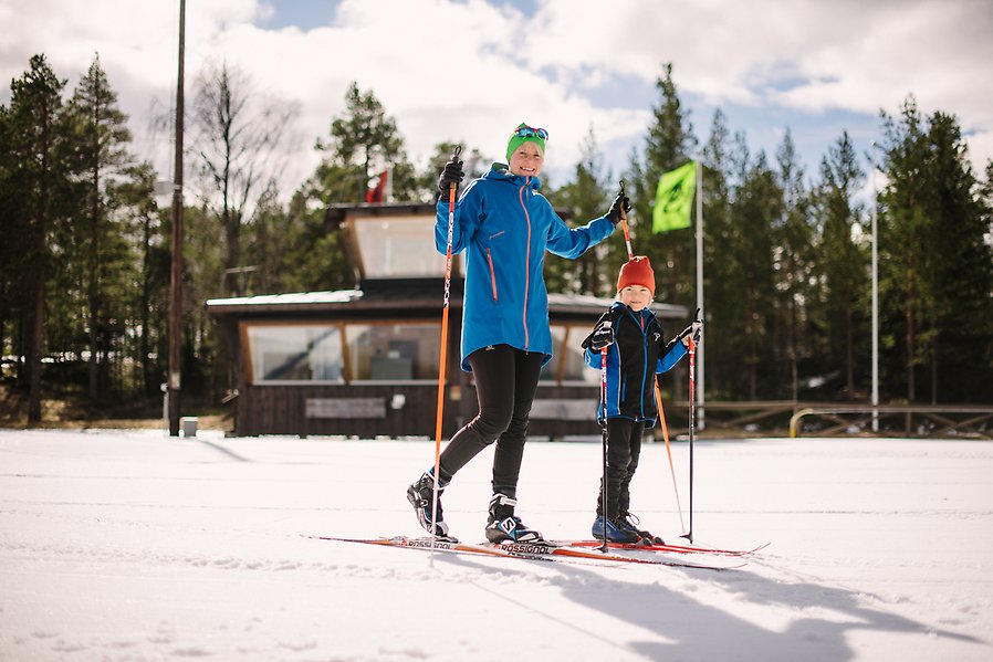 En kille i cykelhjälm