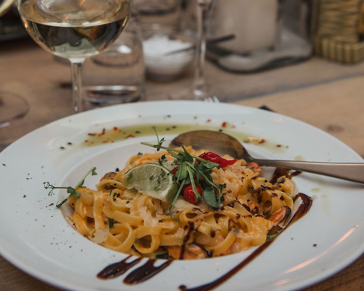 Foto av en tallrik fylld med pasta.