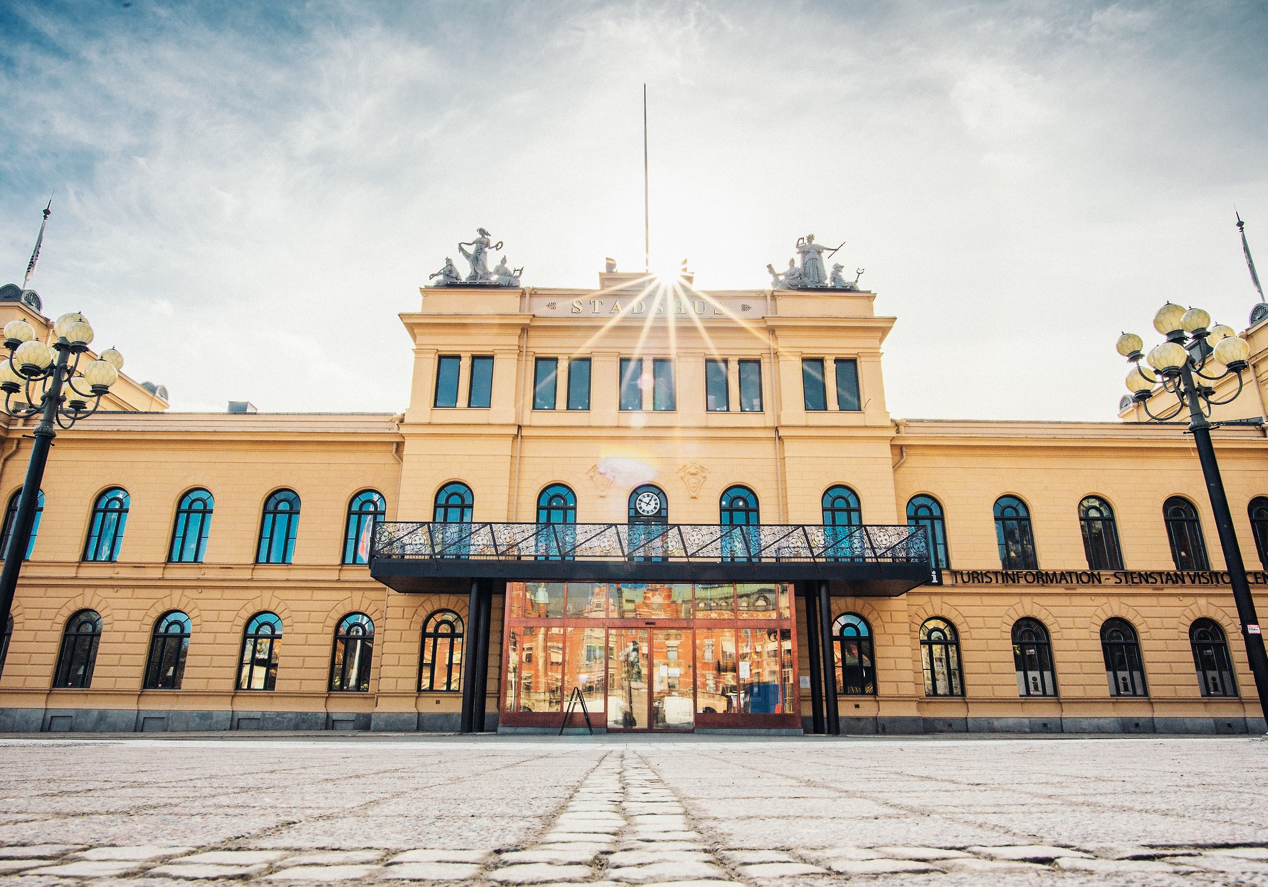Foto av stadshuset i Sundsvall.
