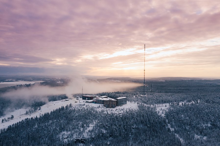 Fotografi taget med drönare över Södra Berget. På bilden syns Södra Berget hotell och runt om är ett vinterlandskap.