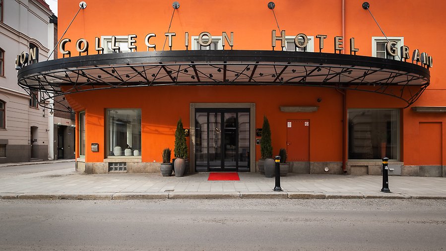 Fotografi av Clarion Collection Grand Hotels Entré. Byggnaden är orange
