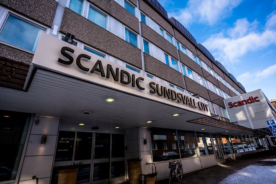 Fotografi av hotell Scandic Sunsvall Citys entré från gatan.  