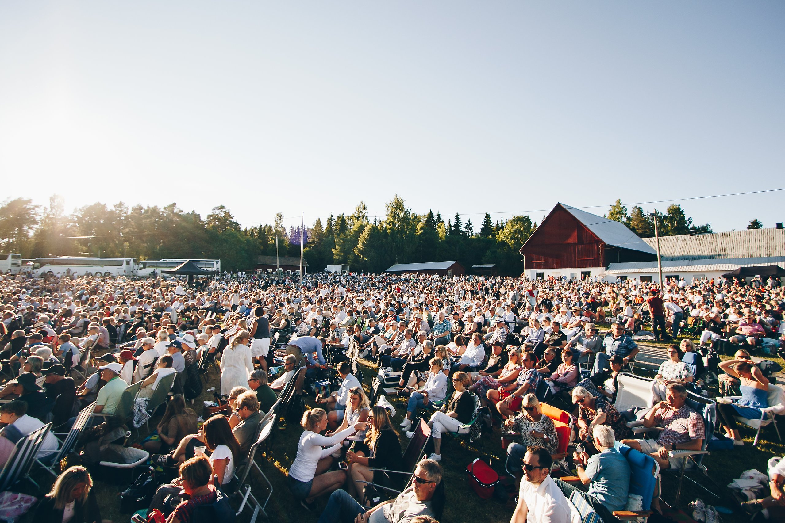 Publikhav med människor som sitter framför en scen