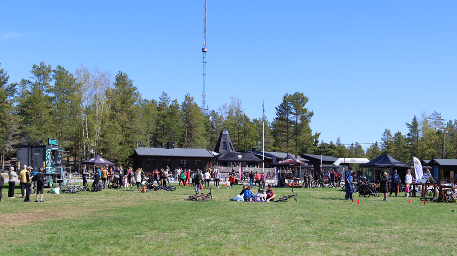 Bild från Friluftscentrum på Södra Berget i Sundsvall, tagen i samband med säsongsöppning för Södra Berget Bike Arena och Vårfesten.