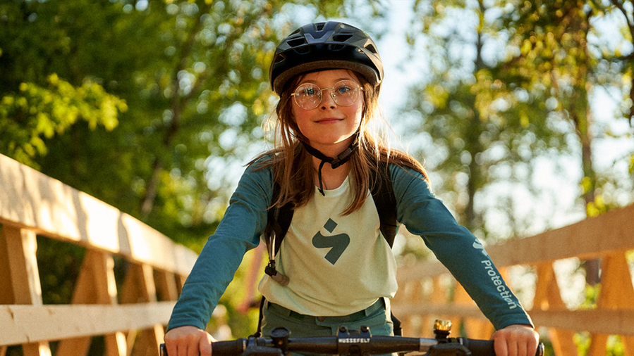 Bild som föreställer tjej som cyklar i Södra Berget Bike Arena.