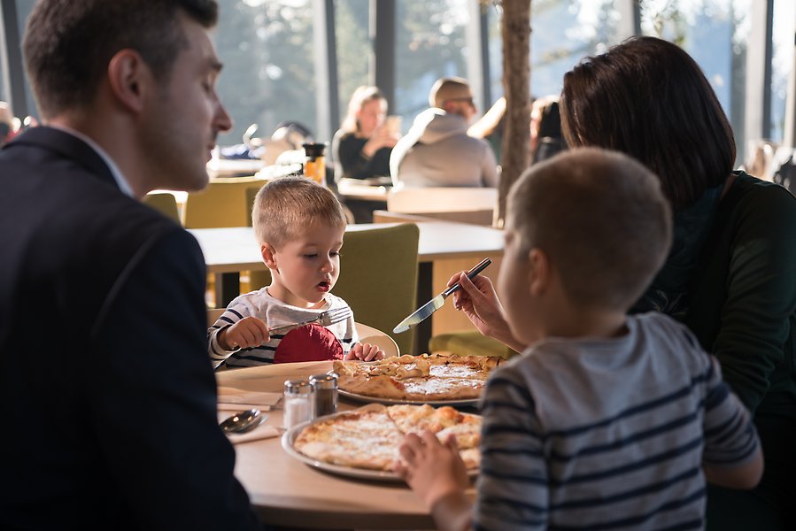Familj äter middag på restaurang tillsammans