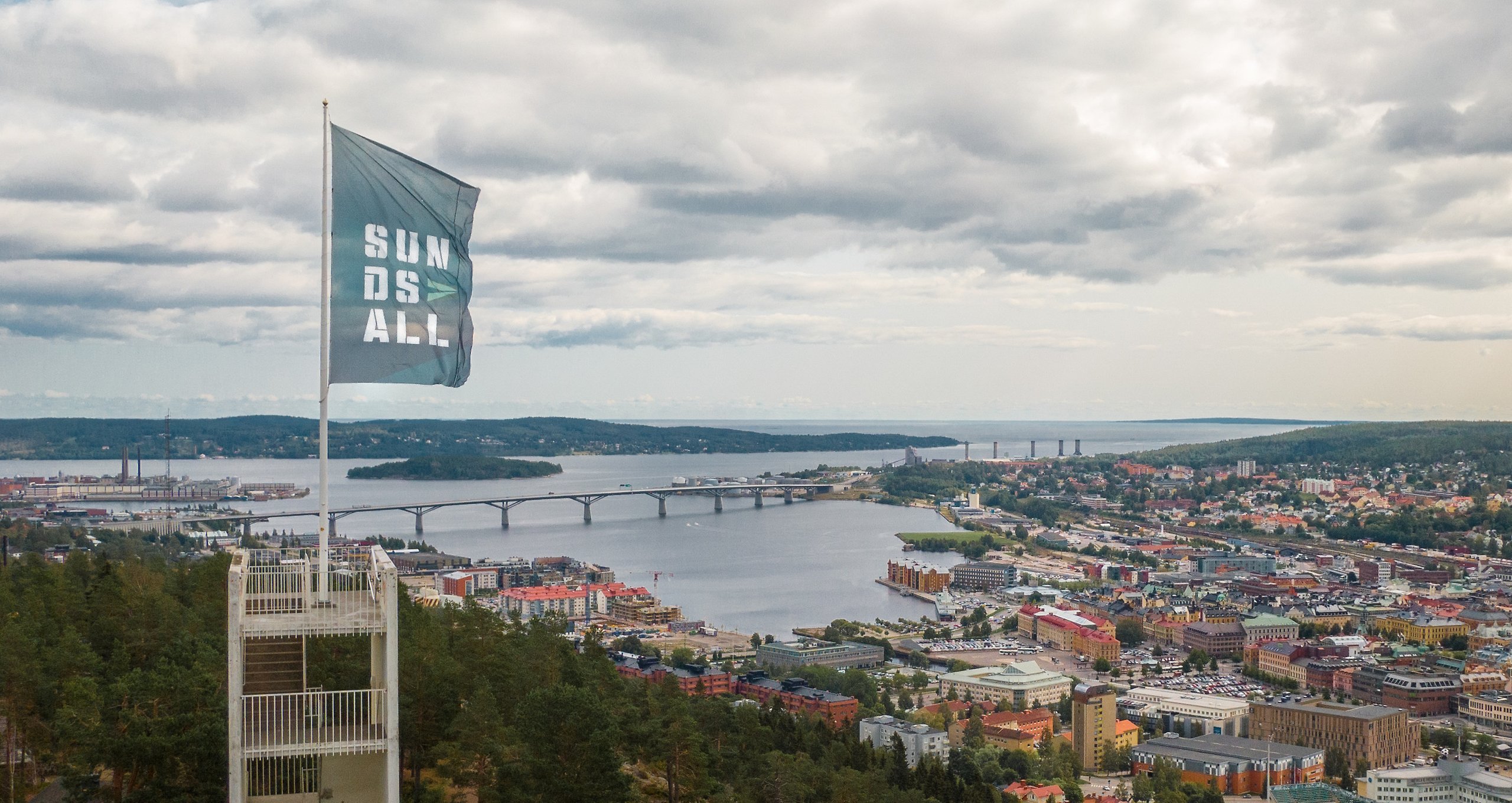Bild på Sundsvalls torg med några människor som går