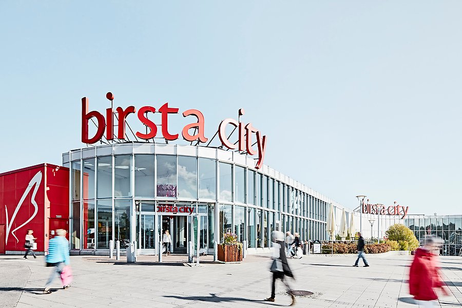 Bild av byggnaden Birsta city med glasfasad. På taket av byggnaden är det stora röda bokstäver som bildar ordet Birsta City. Fotograf: Peter Brinch