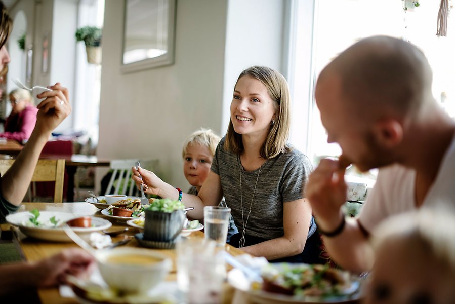 Foto på ett kafé med stolar och bord