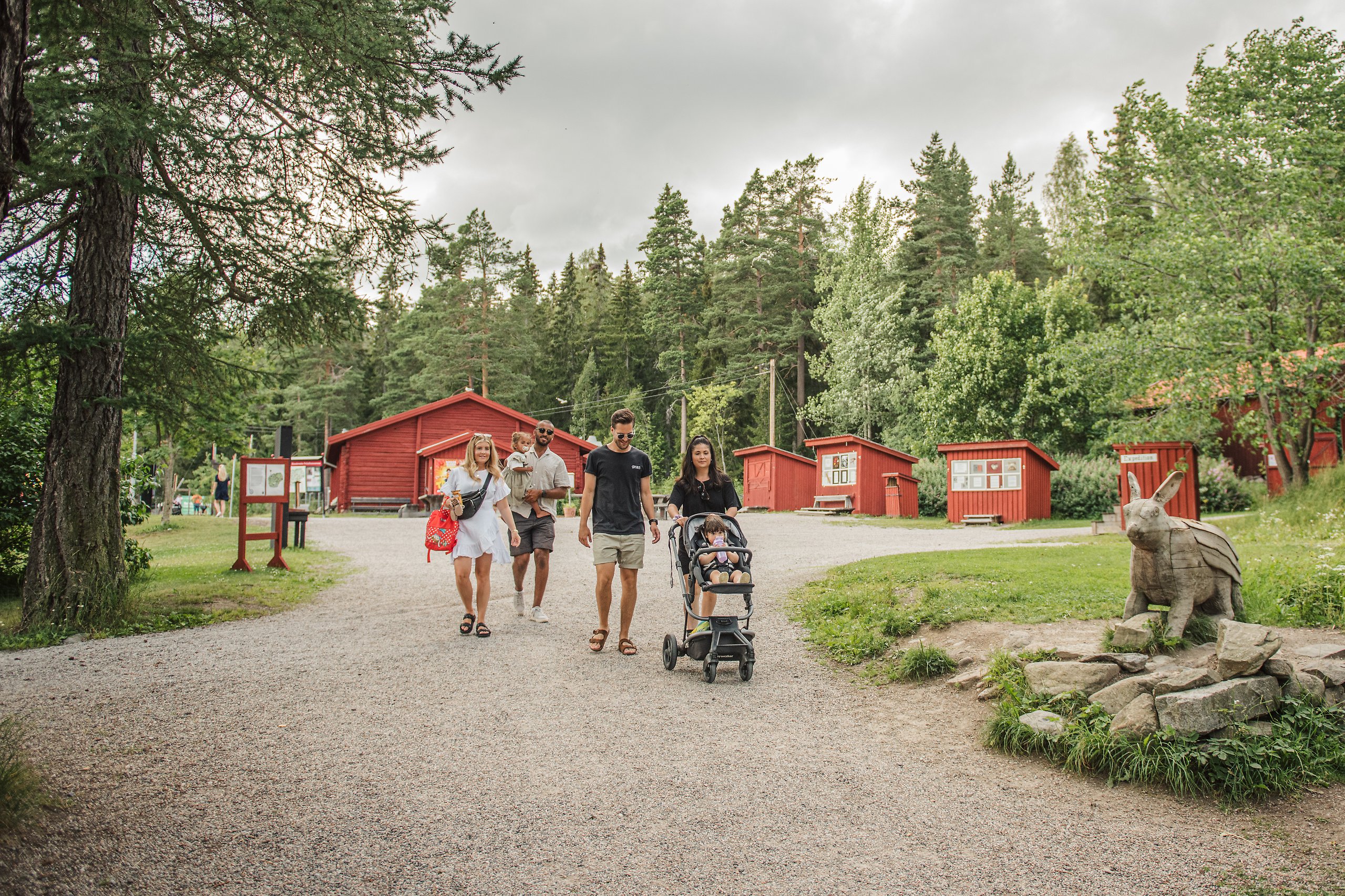 Fyra personer som får på en grusväg uppe på Norra Berget.