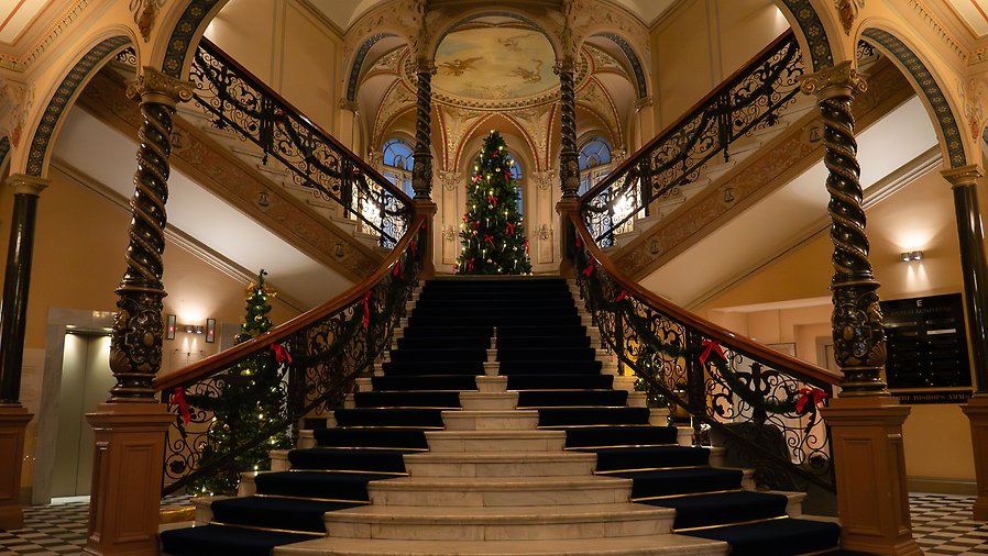 Ståtlig julgran i toppen av marmortrappan på Elite Hotel Knaust i Sundsvall.