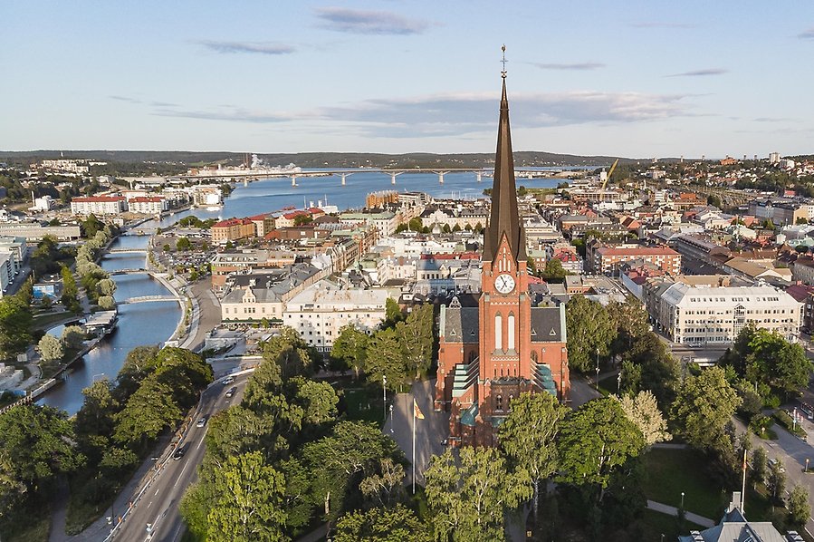 Vy över GA kyrkan med staden i bakgrunden
