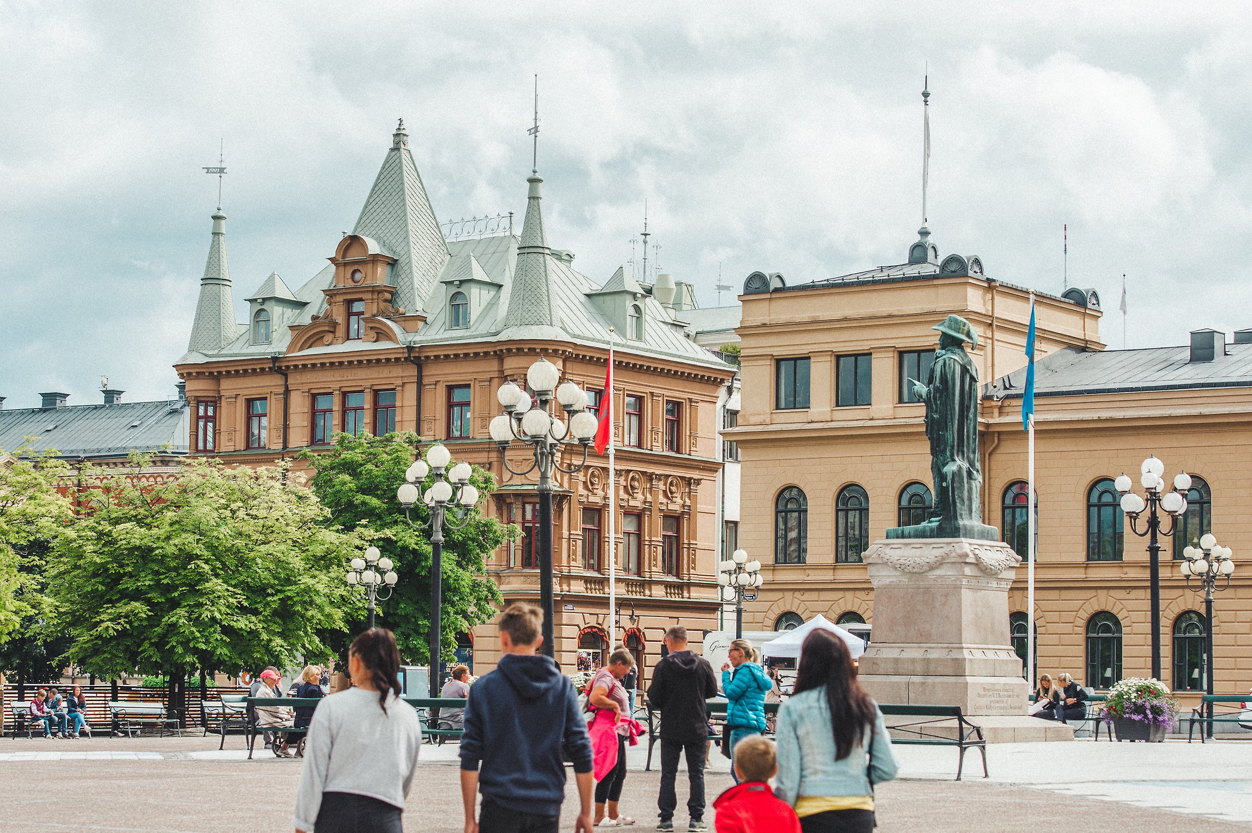 Människor på torget i Sundsvall