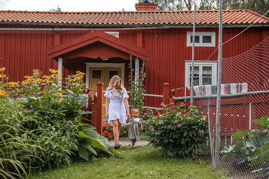 Två personer som promenerar på Norra Berget