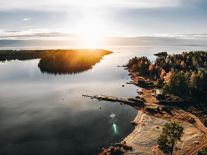 Vy över ett sund med solnedgång