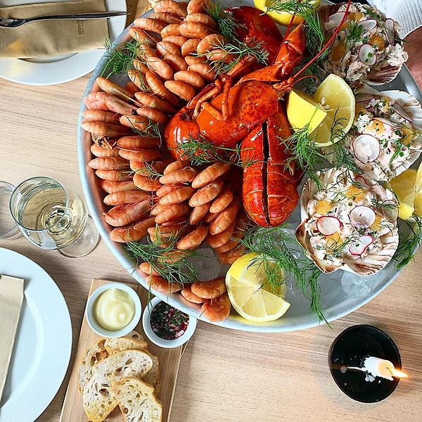 Kräftor och räkor på ett serveringsfat